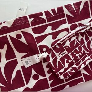 Vuori holiday special edition holiday tote bag and cosmetic bag NWT